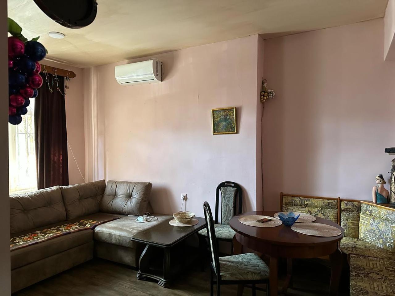 Historical Apartment In City Center Tiflis Exterior foto